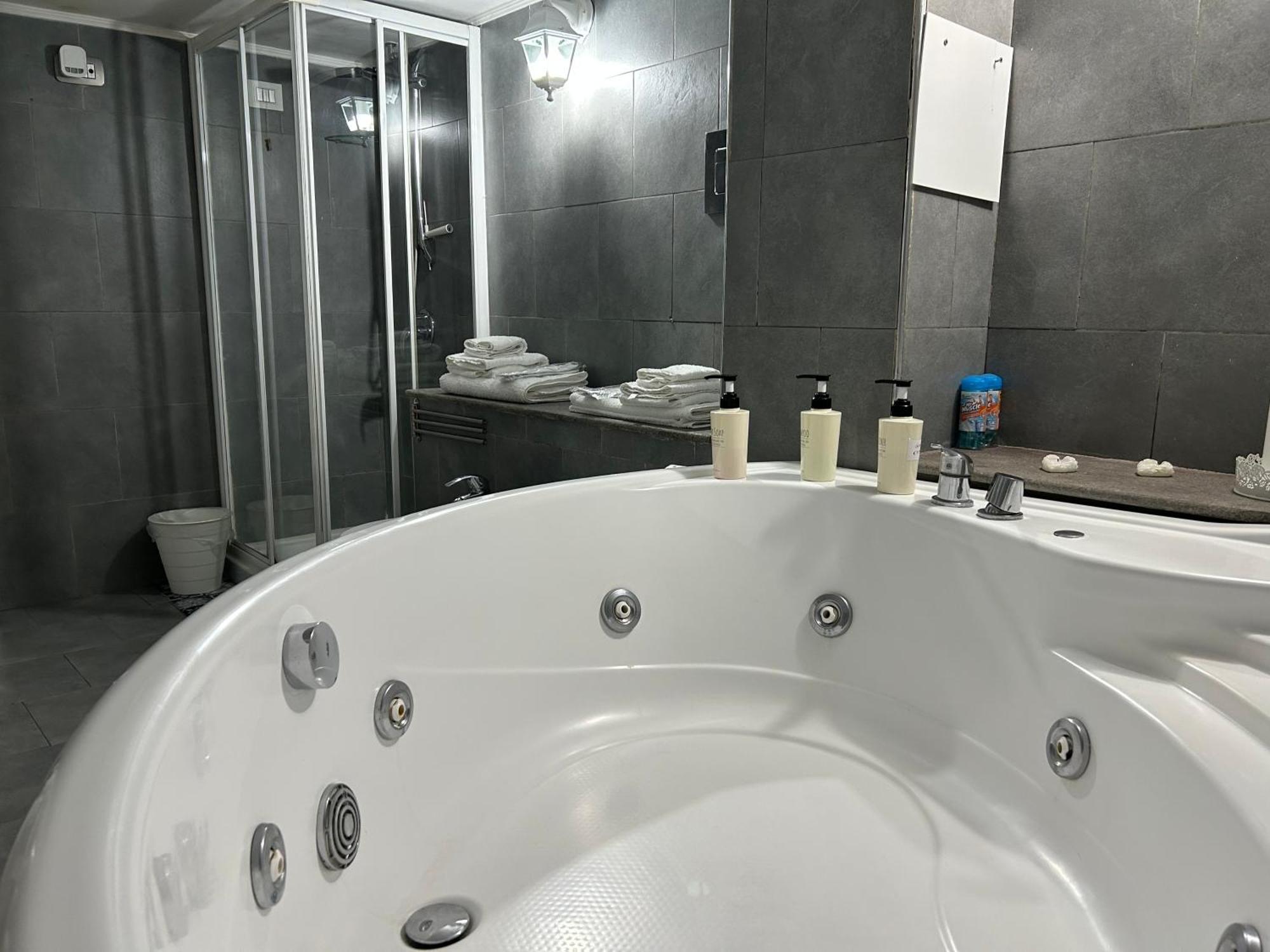 A Un Passo Dal Castello Maschio Angioino Appartment Наполи Екстериор снимка